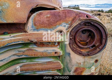 La arrugginita presa per fari e la griglia su un camion abbandonato nel deserto del Nevada Foto Stock