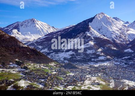 Tempo invernale a Luz-Saint-Sauveur, Pirenei francesi, zona sciistica Francia Foto Stock