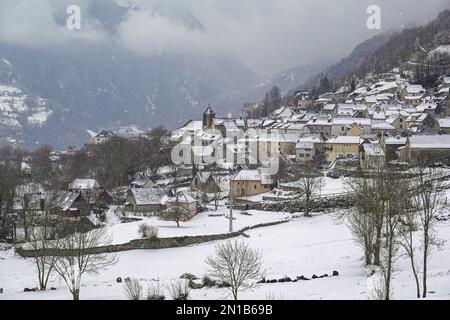 Tempo invernale a Luz-Saint-Sauveur, Pirenei francesi, zona sciistica Francia Foto Stock