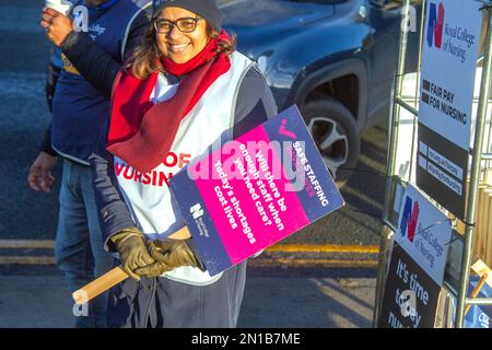 Preston, Lancashire. 6 Feb 2023. Meteo nel Regno Unito. -2C come personale insufficiente, sottovalutato, sottopagato infermieri e personale NHS picket fuori Preston Royal Hospital. Giornata nazionale d'azione chiamata da Keep our NHS Public e SOS NHS. Ci troviamo di fronte al personale dell'NHS e chiediamo al governo di intraprendere azioni concrete per salvare vite umane. MediaWorldImages/AlamyLiveNews Foto Stock