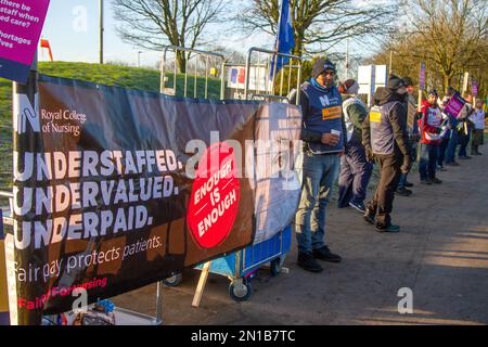 Preston, Lancashire. 6 Feb 2023. Meteo nel Regno Unito. -2C come personale insufficiente, sottovalutato, sottopagato infermieri e personale NHS picket fuori Preston Royal Hospital. Giornata nazionale d'azione chiamata da Keep our NHS Public e SOS NHS. Ci troviamo di fronte al personale dell'NHS e chiediamo al governo di intraprendere azioni concrete per salvare vite umane. MediaWorldImages/AlamyLiveNews Foto Stock