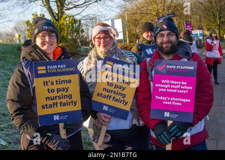 Preston, Lancashire. 6 Feb 2023. Meteo nel Regno Unito. -2C come personale insufficiente, sottovalutato, sottopagato infermieri e personale NHS picket fuori Preston Royal Hospital. Giornata nazionale d'azione chiamata da Keep our NHS Public e SOS NHS. Ci troviamo di fronte al personale dell'NHS e chiediamo al governo di intraprendere azioni concrete per salvare vite umane. MediaWorldImages/AlamyLiveNews Foto Stock