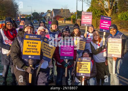 Preston, Lancashire. 6 Feb 2023. Meteo nel Regno Unito. -2C come personale insufficiente, sottovalutato, sottopagato infermieri e personale NHS picket fuori Preston Royal Hospital. Giornata nazionale d'azione chiamata da Keep our NHS Public e SOS NHS. Ci troviamo di fronte al personale dell'NHS e chiediamo al governo di intraprendere azioni concrete per salvare vite umane. MediaWorldImages/AlamyLiveNews Foto Stock