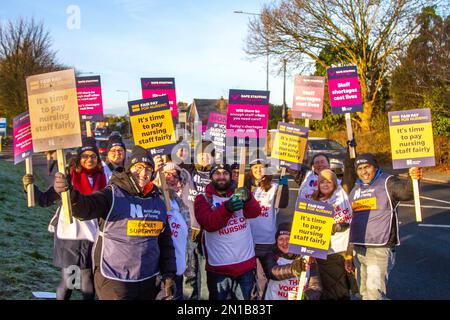 Preston, Lancashire. 6 Feb 2023. Meteo nel Regno Unito. -2C come personale insufficiente, sottovalutato, sottopagato infermieri e personale NHS picket fuori Preston Royal Hospital. Giornata nazionale d'azione chiamata da Keep our NHS Public e SOS NHS. Ci troviamo di fronte al personale dell'NHS e chiediamo al governo di intraprendere azioni concrete per salvare vite umane. MediaWorldImages/AlamyLiveNews Foto Stock