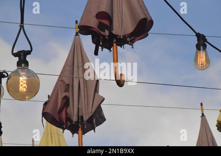 Decorazione di ombrello e bulbo luminoso a Sighisoara, Romania Foto Stock