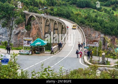 Ponte Durdevića Tara, un ponte ad arco in cemento sul fiume Tara nel Montenegro settentrionale Foto Stock