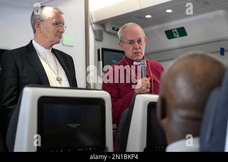 Juba, Sudan del Sud. 05th Feb, 2023. Sudan del Sud, Juba, 2023/2/5.l'Arcivescovo di Canterbury Justin Welby si rivolge ai media mentre è a bordo dell'aereo del Papa da Juba a Roma, ritornando dalla visita del Papa nella Repubblica Democratica del Congo e nel Sudan del Sud Fotografia del Vaticano Media/stampa Cattolica Foto . LIMITATO AD USO EDITORIALE - NESSUN MARKETING - NESSUNA CAMPAGNA PUBBLICITARIA credito: Independent Photo Agency/Alamy Live News Foto Stock