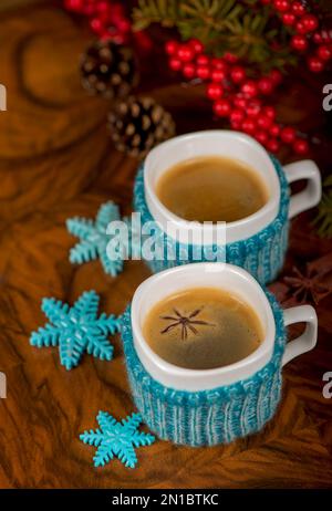 Caffè in tazze con il cardamomo e lo zucchero bianco vintage sfondo di legno Foto Stock