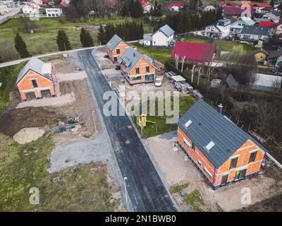 Vista aerea di quattro nuove case in costruzione nella parte di paese della Slovenia Foto Stock