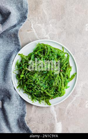 Alghe verdi. Insalata di wakame giapponese sul piatto. Vista dall'alto. Foto Stock