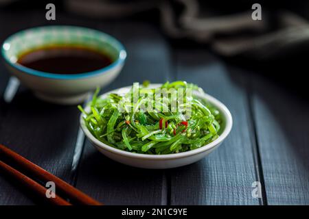 Alghe verdi. Insalata di wakame giapponese nella ciotola. Foto Stock