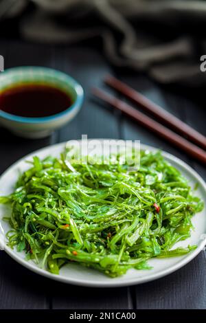 Alghe verdi. Insalata di wakame giapponese e salsa di soia. Foto Stock