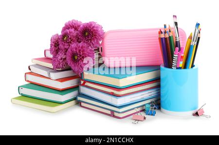 Splendidi fiori e cancelleria su sfondo bianco. Giornata dell'insegnante Foto Stock