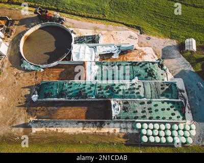 Vista dall'alto verso il basso deposito di concime coperto su una fattoria in campagna Foto Stock