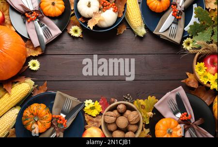 Tavolo con verdure autunnali e frutta su sfondo di legno, piatto. Festa del giorno del Ringraziamento Foto Stock