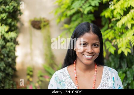 Donna colombiana in abito tradizionale Foto Stock