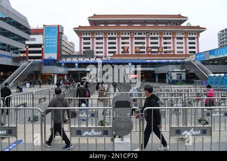 (230206) -- SHENZHEN, 6 febbraio 2023 (Xinhua) -- i passeggeri partono per Hong Kong presso il punto di controllo lo Wu a Shenzhen, nella provincia del Guangdong della Cina meridionale, 6 febbraio 2023. La Cina continentale ha ripreso pienamente il normale viaggio con le regioni amministrative speciali (SAR) di Hong Kong e Macao a partire da lunedì, in quello che si prevede sarà un forte impulso per lo sviluppo economico delle due regioni.a partire da lunedì, il punto di controllo lo Wu, Si aprirono il punto di controllo di Lok ma Chau/Huanggang e il punto di controllo di Heung Yuen Wai/Liantang, segnando la piena ripresa del funzionamento di tutti i sette confini terrestri cont Foto Stock