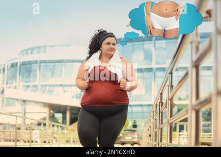 Donna motivata in sovrappeso sognare di un corpo sottile mentre corre all'aperto. Concetto di perdita del peso Foto Stock