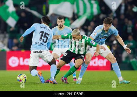 Sergio Canales di Real Betis e Joseph Aidoo di RC Celta de Vigo durante il campionato spagnolo la Liga partita di calcio tra Real Betis e RC Celta de Vigo il 4 febbraio 2023 allo stadio Benito Villamarin di Siviglia, Spagna - Foto: Joaquin Corchero/DPPI/LiveMedia Foto Stock