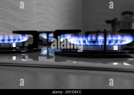 Moderno piano cottura a gas con fiamme blu in cucina Foto Stock