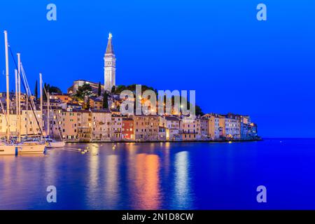 Rovigno, Croazia. Vista serale del centro storico sulla costa occidentale della penisola istriana. Foto Stock