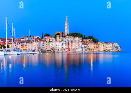 Rovigno, Croazia. Vista serale del centro storico sulla costa occidentale della penisola istriana. Foto Stock