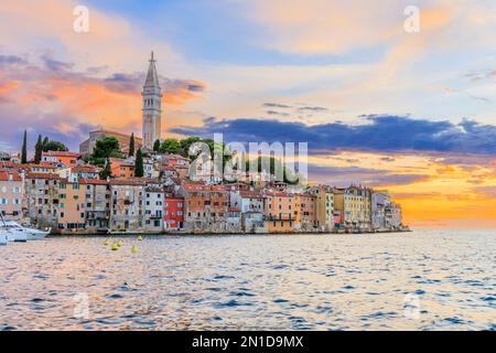 Rovigno, Croazia. Vista del tramonto sul centro storico sulla costa occidentale della penisola istriana. Foto Stock