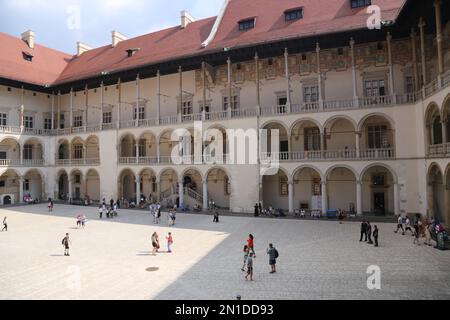 Cracovia. Cracovia. Polonia. Wawel, castello reale sulla collina di Wawel. Portici cortile rinascimentale. Foto Stock