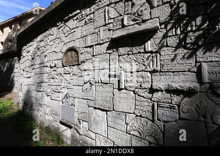 Cracovia. Cracovia. Polonia. Un muro di pianto fatto di lapidi rotte nel vecchio cimitero ebraico di Remuh. Foto Stock