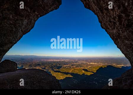 La Roca Foradada, Las Agulles, Montserrat, montagna, Catalogna, Spagna. Copyright Dave Walsh 2022. Foto Stock