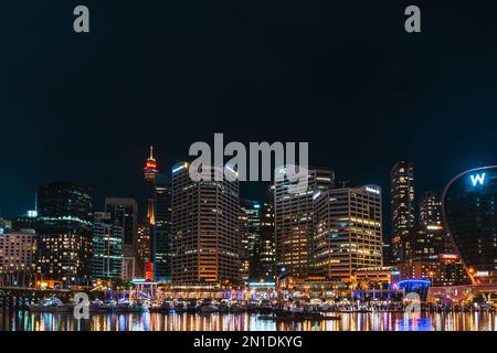 Sydney, Australia - 16 aprile 2022: Skyline notturno della città di Sydney visto da Darling Harbour verso King Street Wharf durante le vacanze di Pasqua Foto Stock