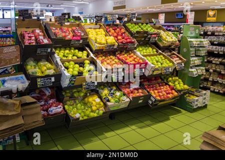 Italia - 5 febbraio 2023: Diversi tipi di mele in scatole su scaffali per la vendita in un mercato italiano supermercato Foto Stock