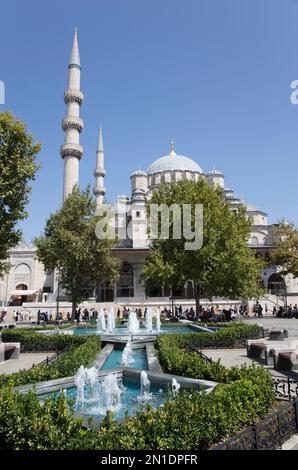 Nuova moschea (Moschea Sultana Nuova Valide), risalente al 1660, Istanbul, Turchia, Europa Foto Stock