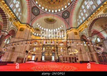 Interno, Moschea Suleymaniye, risalente al 1550, patrimonio dell'umanità dell'UNESCO, Istanbul, Turchia, Europa Foto Stock