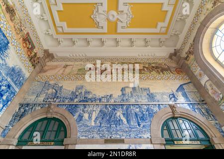 Vista di azulejos sulle pareti di interni ornati della sala degli arrivi alla stazione ferroviaria di Sao Bento a Porto, Porto, Norte, Portogallo, Europa Foto Stock