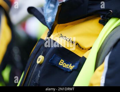 Berlino, Germania. 06th Feb, 2023. I dipendenti di Deutsche Post si presentano davanti alla sede federale di Ver.di sul Schillingbrücke. Esigono il 15% in più di retribuzione per i lavoratori postali. Credit: Annette Riedl/dpa/Alamy Live News Foto Stock