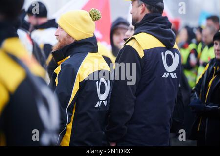 Berlino, Germania. 06th Feb, 2023. Il logo Post si trova sulle giacche dei dimostranti Deutsche Post in sciopero di fronte alla sede federale di Ver.di sul Schillingbrücke. Esigono il 15% in più di retribuzione per i lavoratori postali. Credit: Annette Riedl/dpa/Alamy Live News Foto Stock