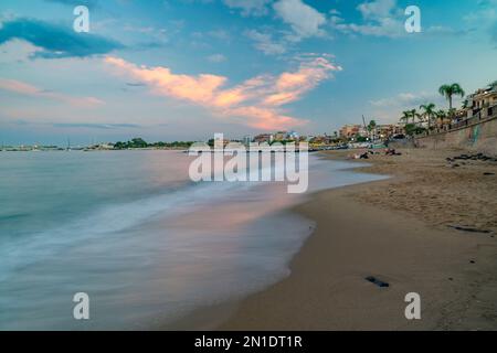 Vista della spiaggia di Giardini-Naxos e della baia di Giardini-Naxos al tramonto, provincia di Messina, Sicilia, Italia, Mediterraneo, Europa Foto Stock