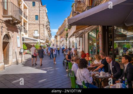 Vista di caffè e ristoranti sulla strada trafficata di Taormina, Taormina, Sicilia, Italia, Mediterraneo, Europa Foto Stock