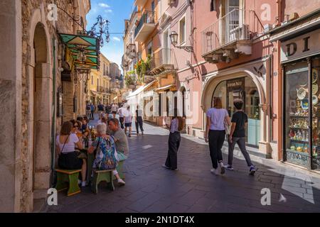 Vista di caffè e ristoranti sulla strada trafficata di Taormina, Taormina, Sicilia, Italia, Mediterraneo, Europa Foto Stock