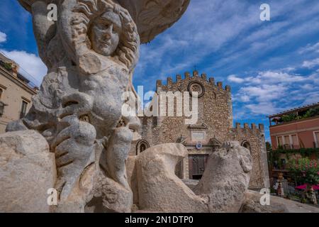 Vista del Duomo di Taormina e della fontana in Piazza del Duomo a Taormina, Taormina, Sicilia, Italia, Mediterraneo, Europa Foto Stock