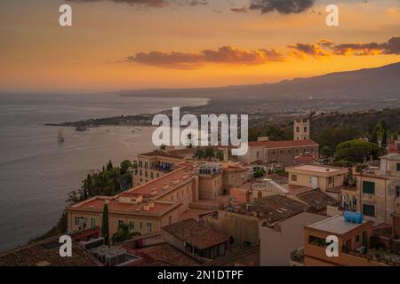 Vista della baia di Naxos a Giardini-Naxos lontani da Taormina al tramonto, Taormina, Sicilia, Italia, Mediterraneo, Europa Foto Stock