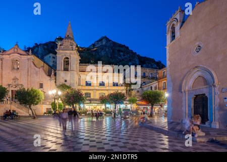 Vista della Chiesa di San Giuseppe in Piazza IX Aprile a Taormina al tramonto, Taormina, Sicilia, Italia, Mediterraneo, Europa Foto Stock