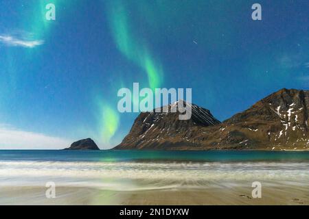 Aurora boreale (Aurora borealis) sulla spiaggia congelata di Haukland, Leknes, contea di Nordland, Isole Lofoten, Norvegia, Scandinavia, Europa Foto Stock