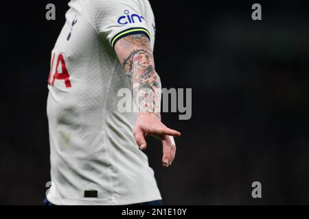 Londra, Regno Unito. 05th Feb, 2023. Pierre-Emile Hojbjerg di Tottenham Hotspur tatuaggio su braccio primo piano. Partita della Premier League, Tottenham Hotspur contro Manchester City allo stadio Tottenham Hotspur di Londra domenica 5th febbraio 2023. Questa immagine può essere utilizzata solo per scopi editoriali. Solo per uso editoriale, licenza richiesta per uso commerciale. Non è utilizzabile nelle scommesse, nei giochi o nelle pubblicazioni di un singolo club/campionato/giocatore. pic by Sandra Mailer/Andrew Orchard sports photography/Alamy Live news Credit: Andrew Orchard sports photography/Alamy Live News Foto Stock