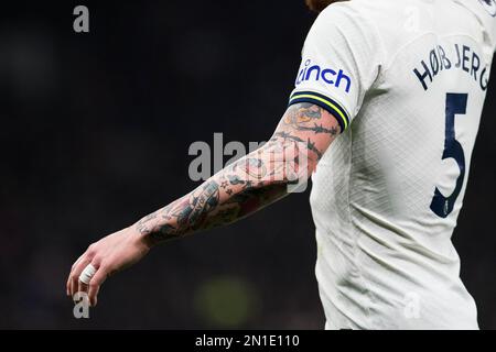 Londra, Regno Unito. 05th Feb, 2023. Pierre-Emile Hojbjerg di Tottenham Hotspur tatuaggio su braccio primo piano. Partita della Premier League, Tottenham Hotspur contro Manchester City allo stadio Tottenham Hotspur di Londra domenica 5th febbraio 2023. Questa immagine può essere utilizzata solo per scopi editoriali. Solo per uso editoriale, licenza richiesta per uso commerciale. Non è utilizzabile nelle scommesse, nei giochi o nelle pubblicazioni di un singolo club/campionato/giocatore. pic by Sandra Mailer/Andrew Orchard sports photography/Alamy Live news Credit: Andrew Orchard sports photography/Alamy Live News Foto Stock