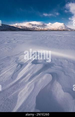 Lago ghiacciato coperto di neve, Stora Sjofallet National Park, Norrbotten County, Lapponia, Svezia, Scandinavia, Europa Foto Stock