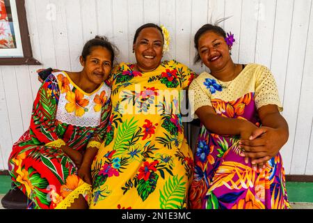 Donne colorate vestite con fiori nei capelli, Hikueru, arcipelago di Tuamotu, Polinesia francese, Sud Pacifico, Pacifico Foto Stock