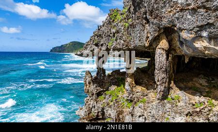 Antenna di la Gueule du monstre (la bocca del mostro) grotta, Rurutu, isole australiane, Polinesia francese, Sud Pacifico, Pacifico Foto Stock