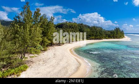Aereo sulla spiaggia di sabbia bianca, costa occidentale Rurutu, isole australiane, Polinesia francese, Pacifico del Sud, Pacifico Foto Stock